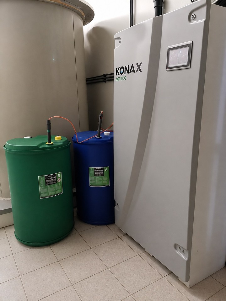 Konax Agridos-M doseerkast naast twee productvaten
