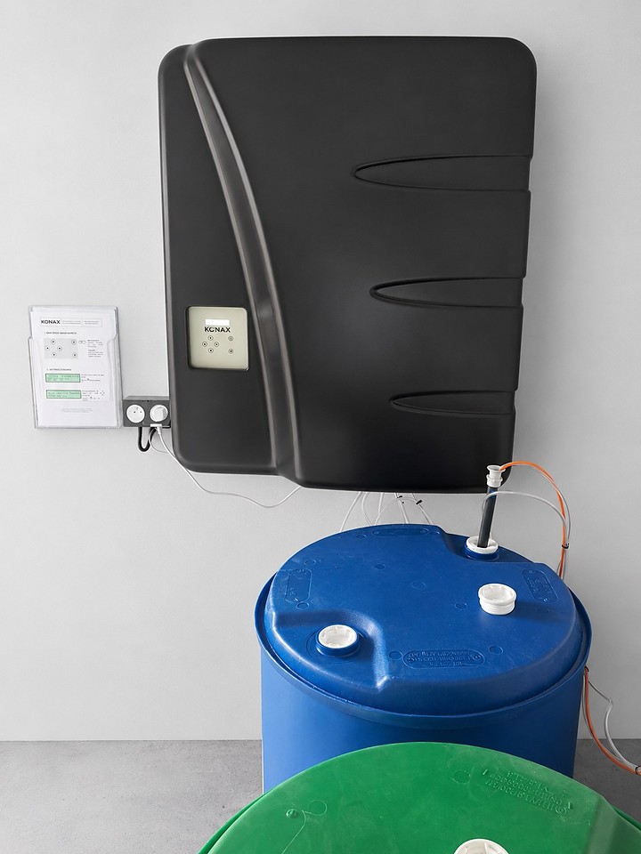 Konax Agridos-S doseerunit aan de muur van een technische ruimte