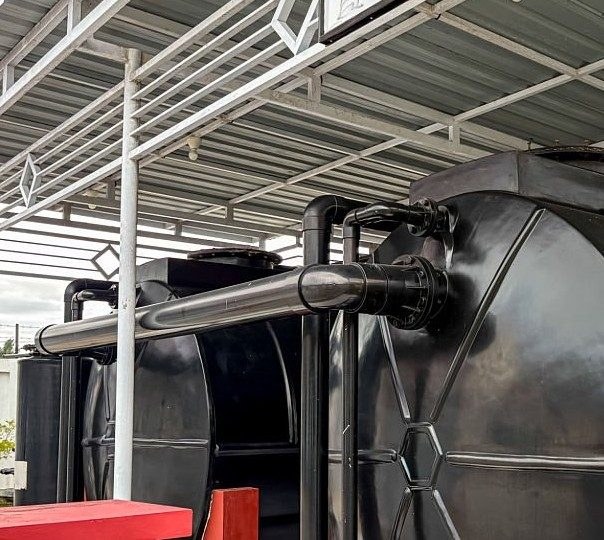 Zwarte PVC-opslagtanks voor proceswater met leidingwerk